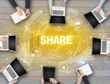 Desk Sharing: Mehrere Notebooks, die das Wort "Share" umkreisen