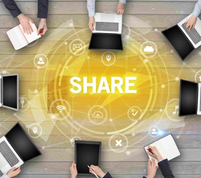 Desk Sharing: Mehrere Notebooks, die das Wort "Share" umkreisen