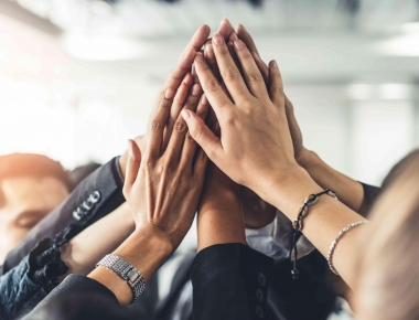 Unternehmenskultur stärken: Arbeitskollegen, die sich highfiven