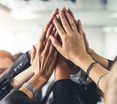 Unternehmenskultur stärken: Arbeitskollegen, die sich highfiven